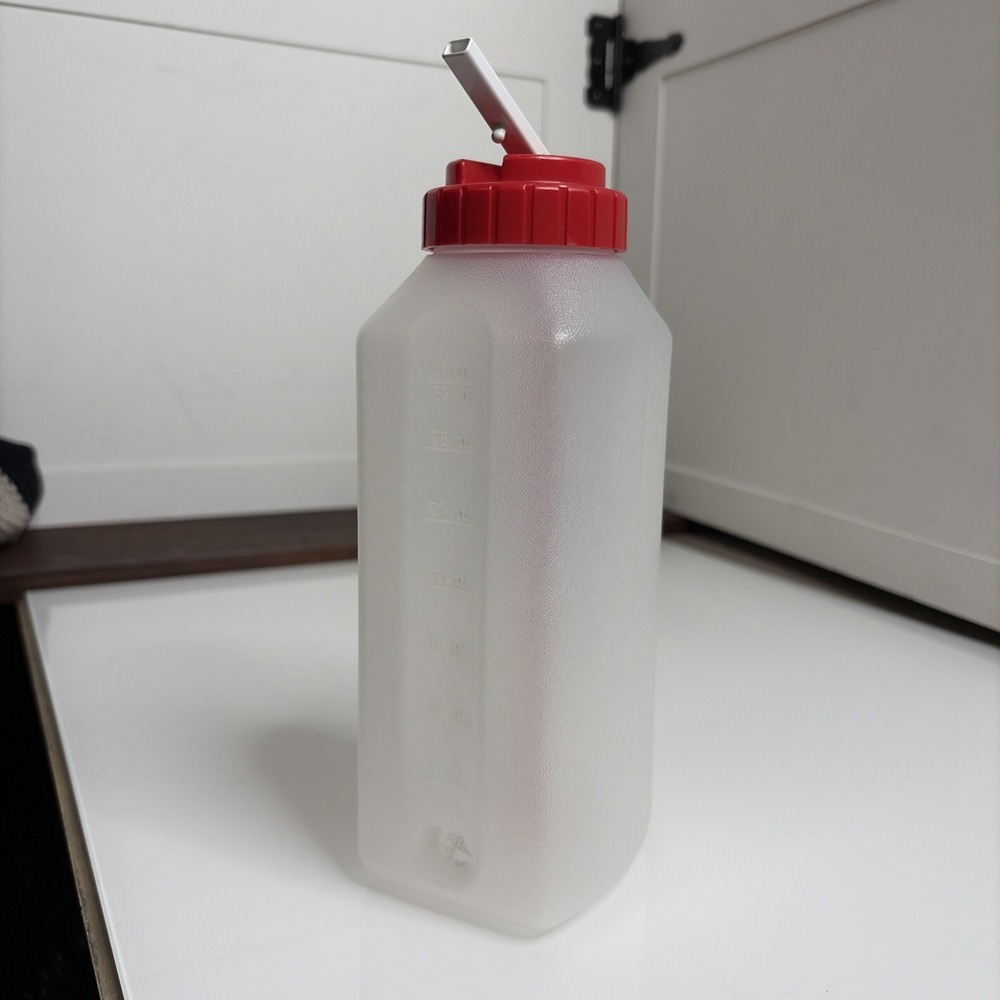 Vintage Rubbermaid Sippin' Saver 1 Quart Drink Bottle With Straw